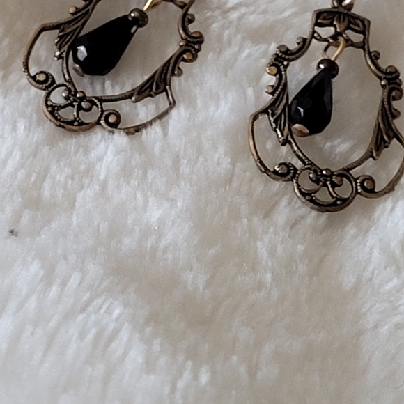 Vintage gold toned screw backed earrings. - Picture 6 of 6